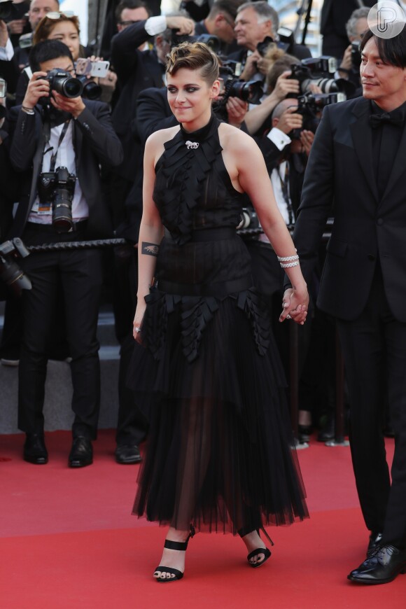 Kristen Stewart chega à cerimônia de abertura do Festival de Cannes 2018 vestindo look Chanel