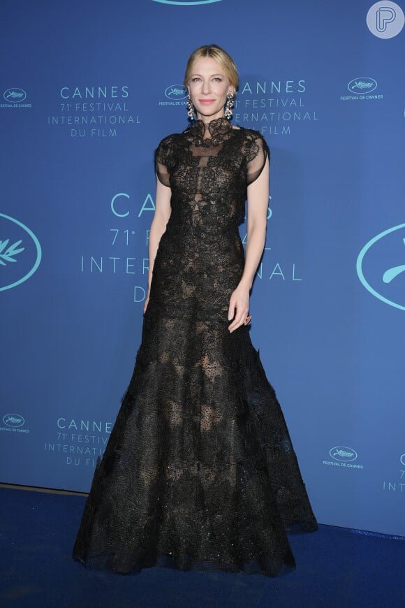 A elegância de Cate Blanchett, presidente do júri na 71ª edição do Festival de Cannes, com um vestido de renda Armani Privé