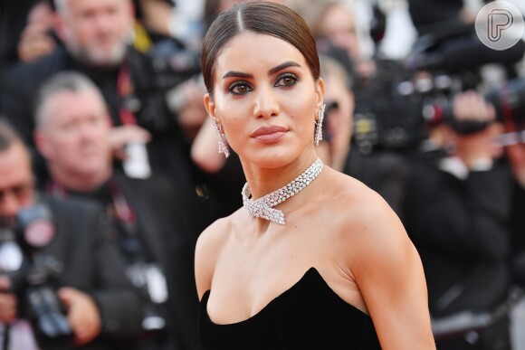 A brasileira Camila Coelho escolheu joias Messika para compor sua produção na abertura do Festival de Cannes 2018