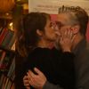 Maria Ribeiro ganha beijo de Fábio Assunção ao lançar livro no Leblon, na Zona Sul do Rio de Janeiro, nesta terça-feira,dia 08 de maio de 2018