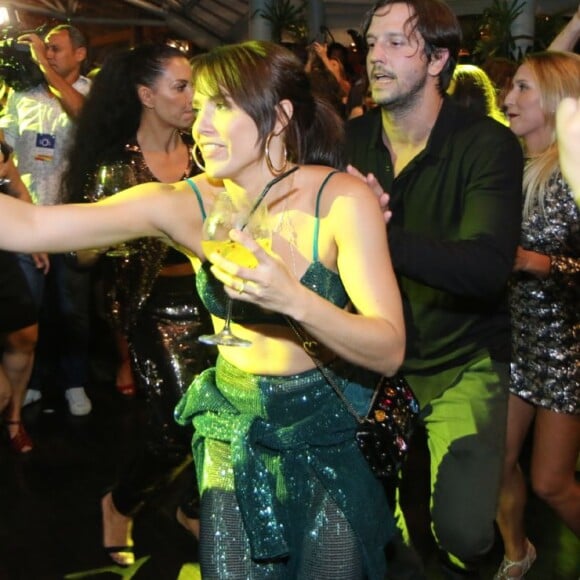 Leticia Colin caiu da dança e se divertiu na festa de lançamento da novela 'Segundo Sol'