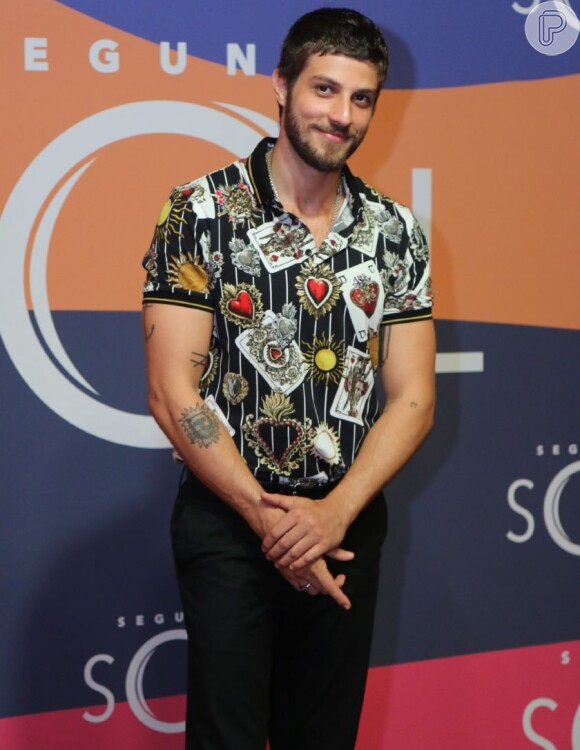 Chay Suede usa look Dolce & Gabbana no lançamento da novela 'Segundo Sol', realizado no Circo Voador, Rio de Janeiro, nesta terça-feira, 8 maio de 2018