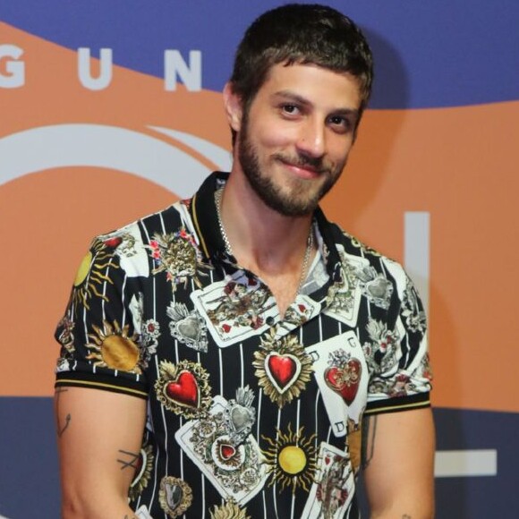 Chay Suede usa look Dolce & Gabbana no lançamento da novela 'Segundo Sol', realizado no Circo Voador, Rio de Janeiro, nesta terça-feira, 8 maio de 2018