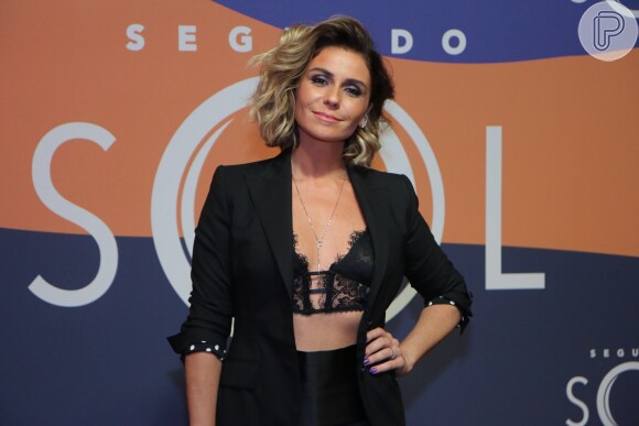 Com joias pelas marcas Aron Hirsch e Andrea Conti, Giovanna Antonelli posa na festa de lançamento da nova novela "Segundo Sol", que aconteceu dia 8 de maio de 2018