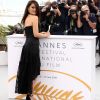 Vestido midi Chanel usado por Penélope Cruz em coletiva de imprensa no Festival de Cannes 2018 tem cauda de seda