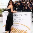 Vestido midi Chanel usado por Penélope Cruz em coletiva de imprensa no Festival de Cannes 2018 tem cauda de seda