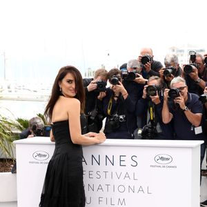 Vestido midi Chanel usado por Penélope Cruz em coletiva de imprensa no Festival de Cannes 2018 tem cauda de seda