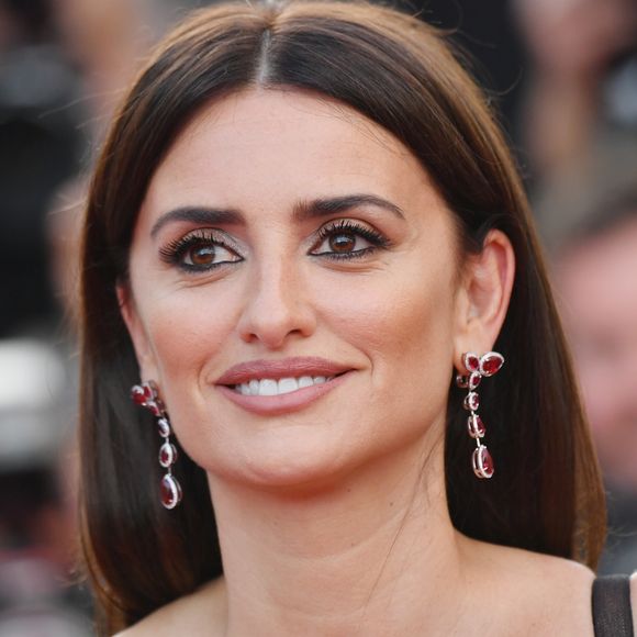 Com cabelo solto e maquiagem básica, Penélope Cruz usou joias de sua coleção para a Atelier Swarovski Fine Jewelry em Cannes
