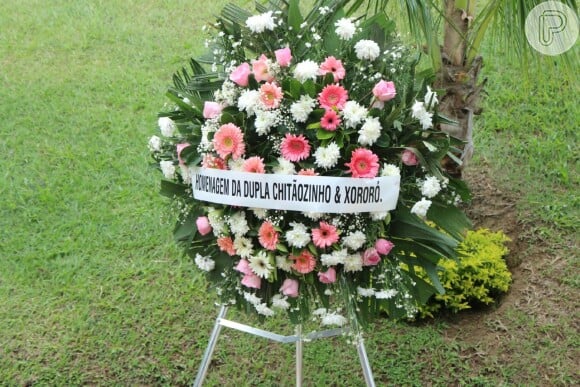 Dona Alda, mãe de Xuxa, foi homenageada também pela dupla Chitãozinho e Xororó com uma coroa de flores