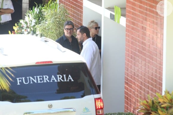 Xuxa e Junno Andrade acompanharam de perto a chegada do corpo de Dona Alda para o sepultamento