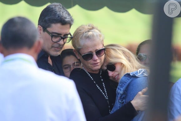 Xuxa Meneghel com a filha, Sasha, e o namorado, Junno Andrade, no enterro de Dona Alda, no Rio, nesta quarta-feira, 9 de maio de 2018