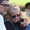 Xuxa Meneghel recebeu apoio da filha, Sasha, e do namorado, Junno Andrade, no enterro de Dona Alda, no Rio, nesta quarta-feira, 9 de maio de 2018