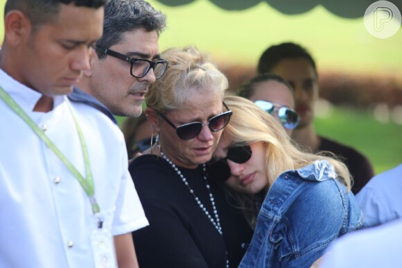 Xuxa Meneghel recebeu apoio da filha, Sasha, e do namorado, Junno Andrade, no enterro de Dona Alda, no Rio, nesta quarta-feira, 9 de maio de 2018