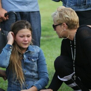 Xuxa consolou Nikki Meneghel no enterro da mãe, dona Alda, sendo observada pela filha, Sasha