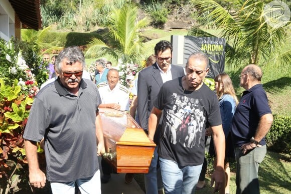 Luciano Szafir ajudou a carregar o caixão com o corpo da mãe de Xuxa, dona Alda