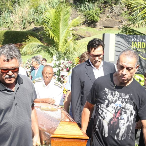 Luciano Szafir ajudou a carregar o caixão com o corpo da mãe de Xuxa, dona Alda