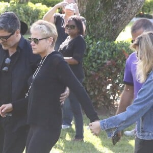 Xuxa teve a companhia de Junno Andrade e Sasha no sepultamento da mãe, dona Alda