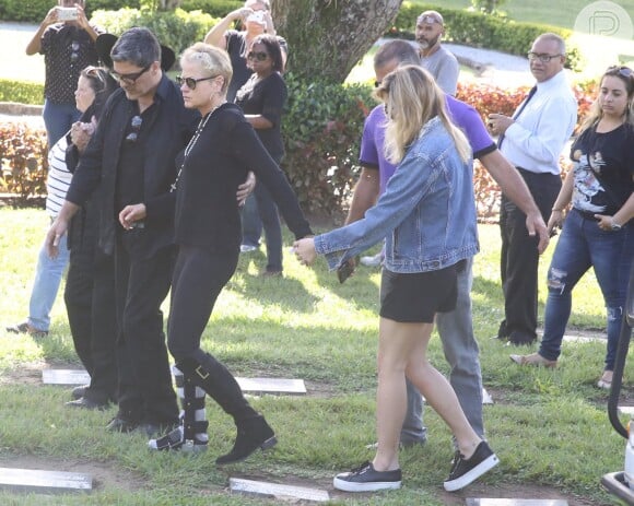 Xuxa teve a companhia de Junno Andrade e Sasha no sepultamento da mãe, dona Alda