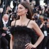 Penélope Cruz combina plumas e transparência no Festival de Cannes