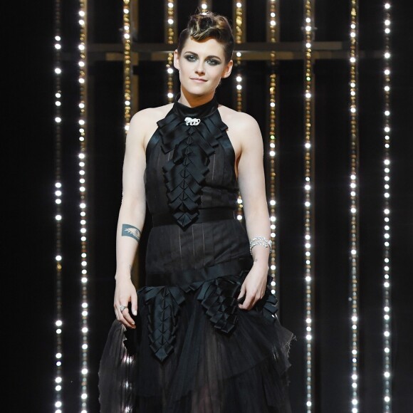 Kristen Stewart combinou transparência e babados em seu look Channel