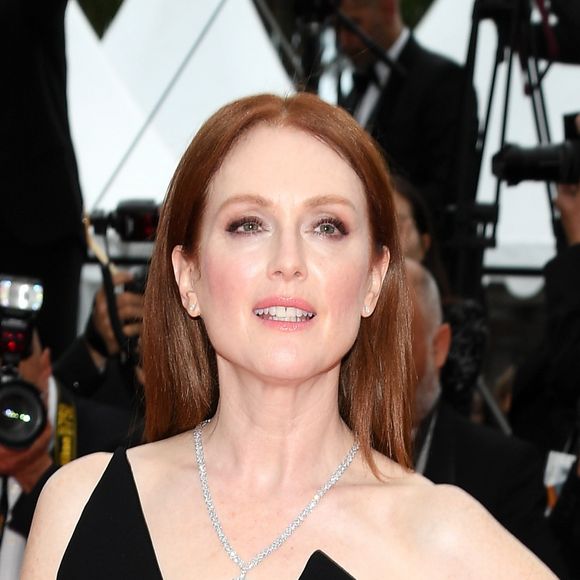 Julianne Moore apostou no decote assimétrico para o Festival de Cannes