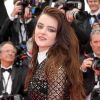 A atriz Adele Wismes ousou com um longo preto em que combina transparência, bordados e brilho no Festival de Cannes 2018