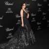 A atriz tunisiana Dorra Zarrouk usou um longo de cauda do estilista Ali Karoui Festival de Cannes 2018