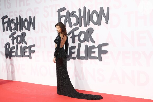 O vestido de Bella Hadid no Festival de Cannes 2018 contou com uma larga cauda