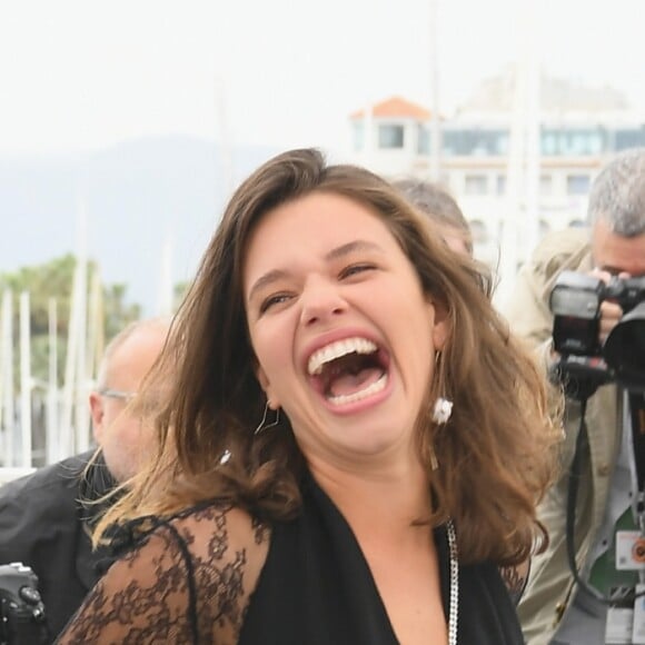 Bruna Linzmeyer com macacão de renda Valentino no Festival de Cannes 2018