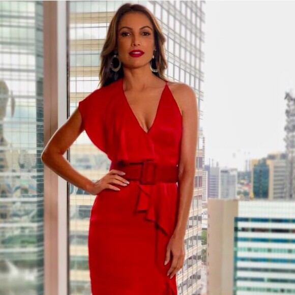 Patrícia Poeta apostou num vestido vermelho Tufi Duek e sandálias Shutz