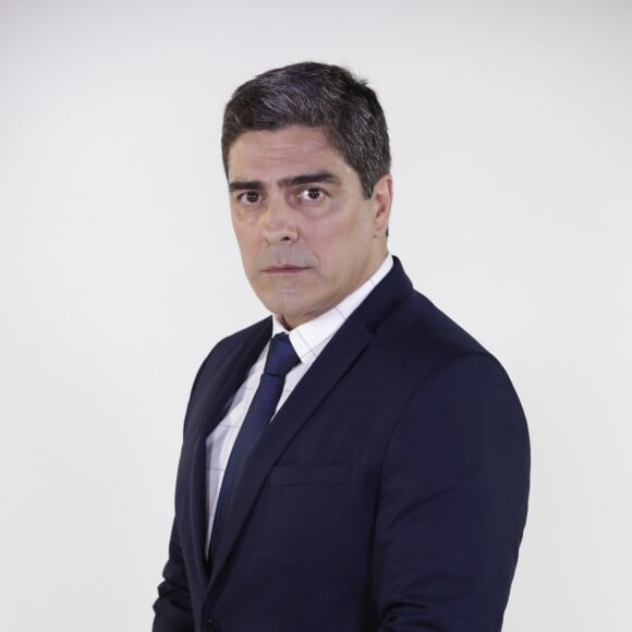 Arthur (Junno Andrade) decide pesquisar quem é favor da morte de Benjamin (Igor Rickli) no capítulo de quarta-feira, 16 de maio de 2018 da novela 'Apocalipse'