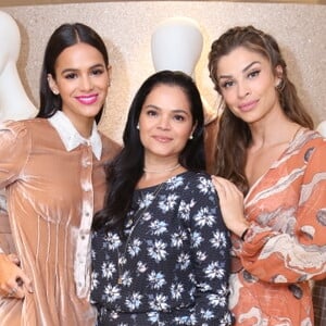 Bruna Marquezine posa com a mãe, Neide, e Grazi Massafera em evento da Le Lis Blanc