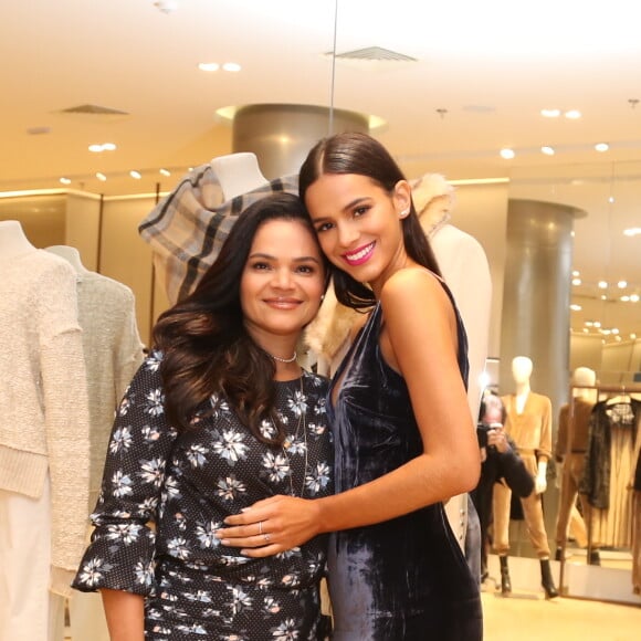 Bruna Marquezine prestigia evento de coleção de Dia das Mães da Le Lis Blanc, no shopping Leblon, na Zona Sul do Rio, nesta quarta-feira, 9 de maio de 2018