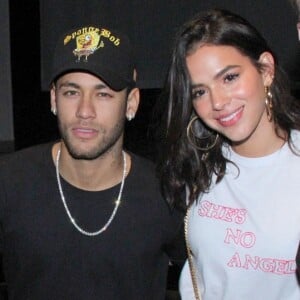 Bruna Marquezine afirma que Neymar está focando para estar 100% preparado para a Copa do Mundo, na Rússia: 'Eu tenho 22, ele tem 26, ele está prestes a jogar uma Copa, eu estou gravando uma novela. Essa não é uma questão no relacionamento e nem tem por que ser'