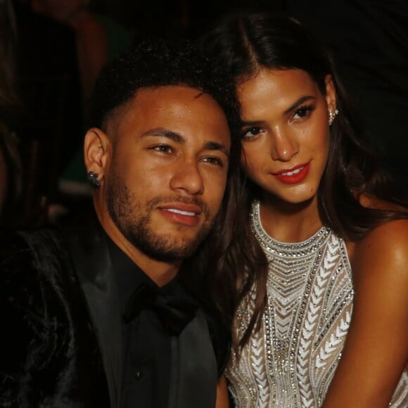 Bruna Marquezine esclarece se vai morar com Neymar