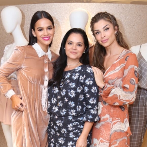 Grazi Massafera posa com Bruna Marquezine e a mãe dela, Dona Neide, no lançamento da nova coleção da Le Lis Blanc, no Rio, nesta quarta-feira, 9 de maio de 2018