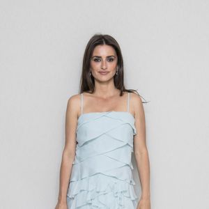 Penélope Cruz optou por um look curto e fluido, com camadas, da temporada de verão 2018 da Chanel