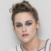 Para o jantar da Chanel, em 9 de maio de 2018, Kristen Stewart seguiu a tendência da maquiagem metálica nos olhos