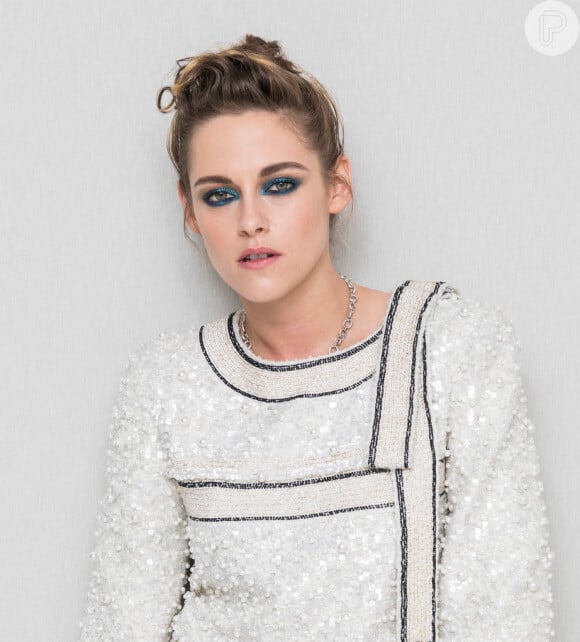 Para o jantar da Chanel, em 9 de maio de 2018, Kristen Stewart seguiu a tendência da maquiagem metálica nos olhos