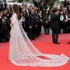 A modelo Araya Hargate desfila sobre o red carpet do tapete vermelho de Cannes com um modelo Ralph & Russo em tule dando a ilusão de cristais