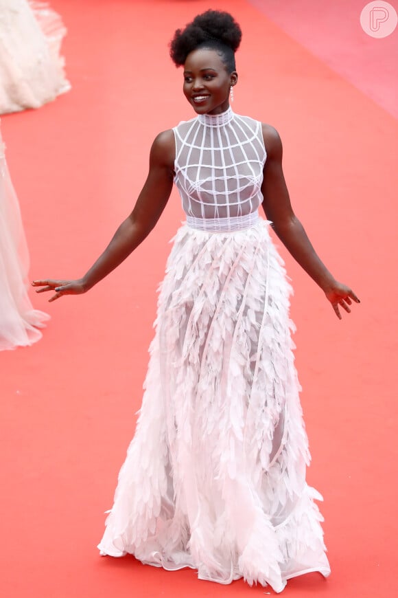 Lupita Nyong'o investiu em um longo branco Christian Dior, primavera 2018,  na exibição de 'Sorry Angel', em Cannes, nesta quarta-feira, 10 de maio de 2018