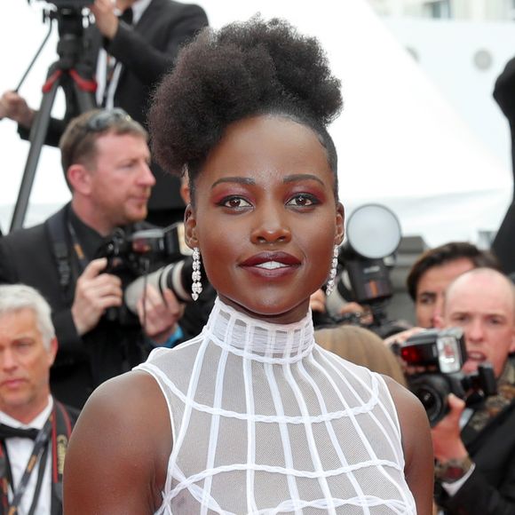 Lupita Nyong'o usou apostou em sombra e batom vinho