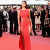 Irina Shayk usou look vermelho com superfenda dupla Versace,  na exibição de 'Sorry Angel', em Cannes, nesta quarta-feira, 10 de maio de 2018