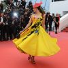 Frédérique Bel usou um look amarelo estampado e boina na exibição de 'Sorry Angel', em Cannes, nesta quarta-feira, 10 de maio de 2018
