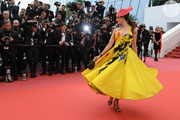 Frédérique Bel usou um look amarelo estampado e boina na exibição de 'Sorry Angel', em Cannes, nesta quarta-feira, 10 de maio de 2018