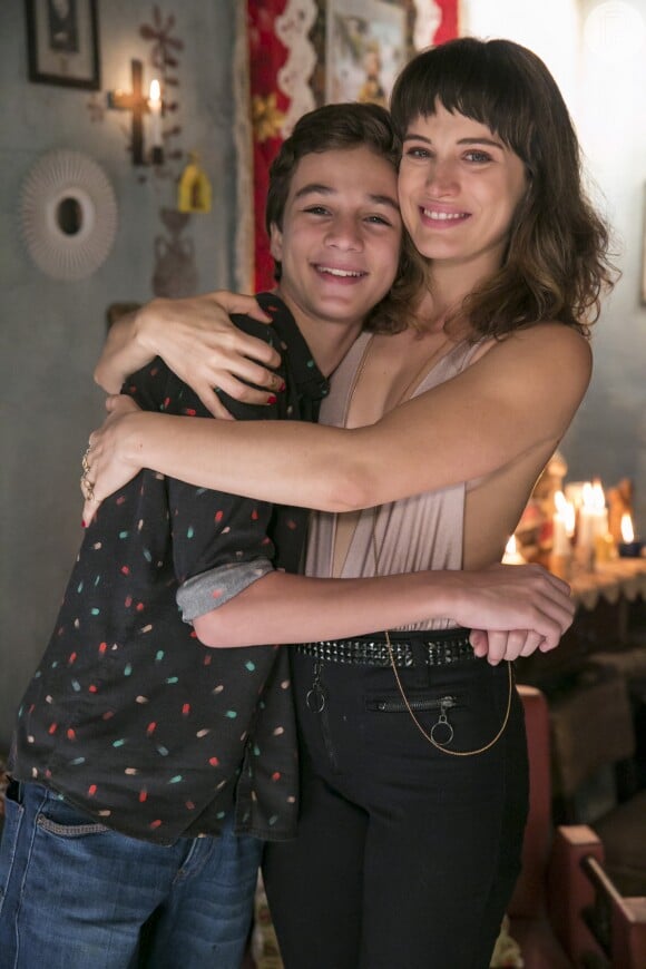 Clara (Bianca Bin) é chamada de mãe pela primeira vez pelo filho, Tomaz (Vitor Figueiredo) no último capítulo da novela 'O Outro Lado do Paraíso'