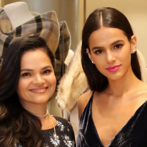 Apesar de terem muitos compromissos, Bruna Marquezine e Neide encontram um tempinho na agenda para ficarem passearem juntas