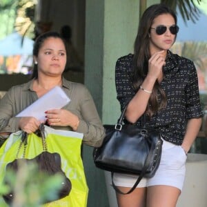 Bruna Marquezine troca dicas de moda com a mãe, Neide