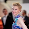 O efeito alcançado por Cate Blanchett teve as características de um olho esfumado para o dia por usar tons claros e não pesar na make