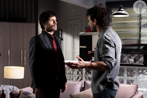 Flávio (Eduardo Pelizzari) pressiona Leonardo (Daniel Alvim) para receber dinheiro e conseguir fugir da cidade na novela 'Carinha de Anjo'